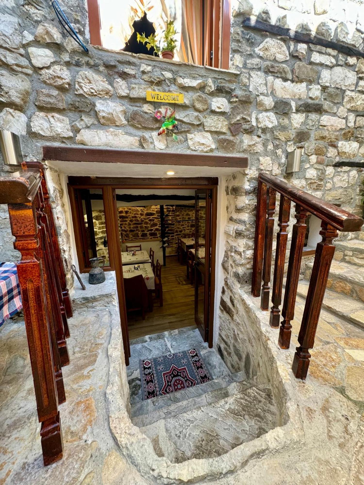 Restaurant & Guest House Semani Berat Exterior foto