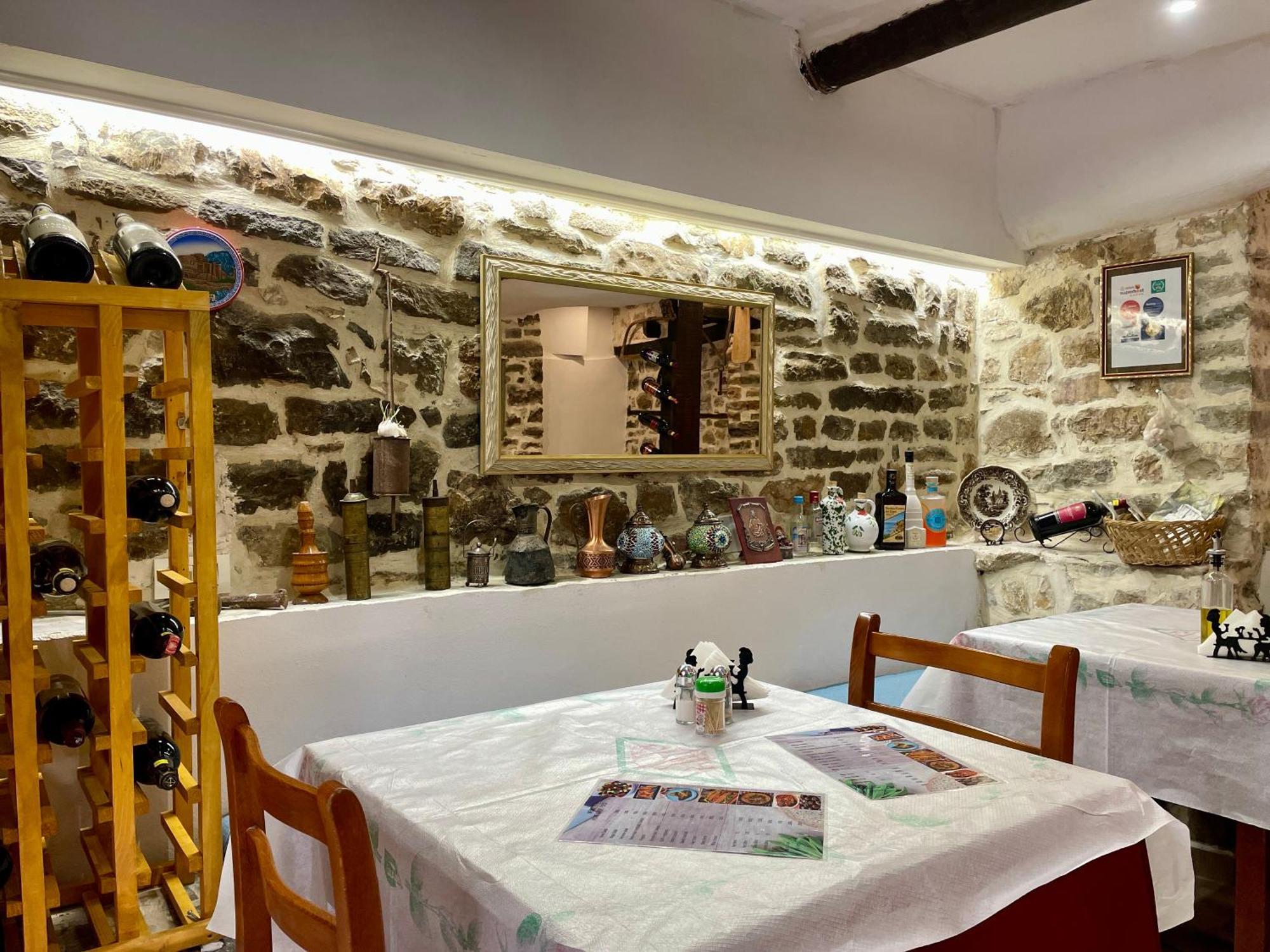 Restaurant & Guest House Semani Berat Exterior foto